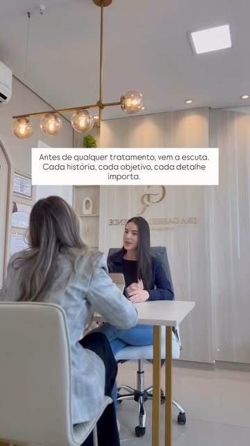 Dra. Gabriela Resende em atendimento no consultório